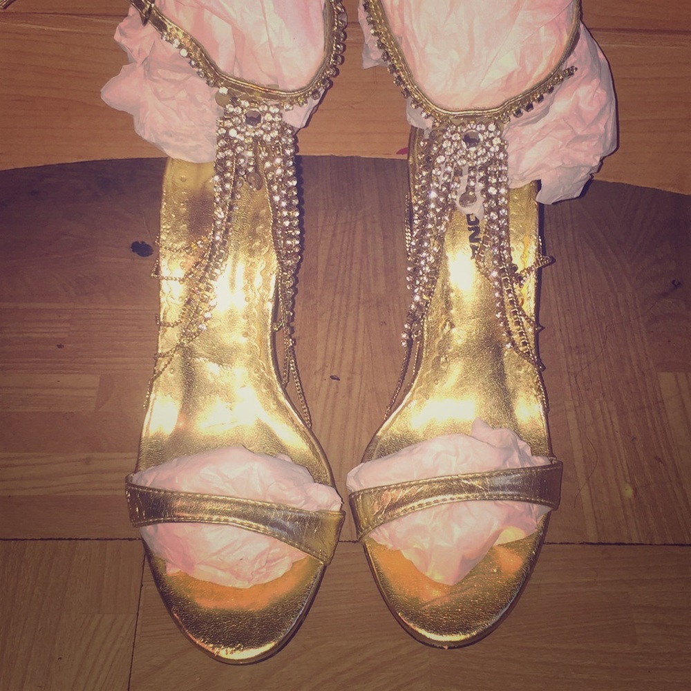 Women’s  size 7, gold rhinestone straps shoes.